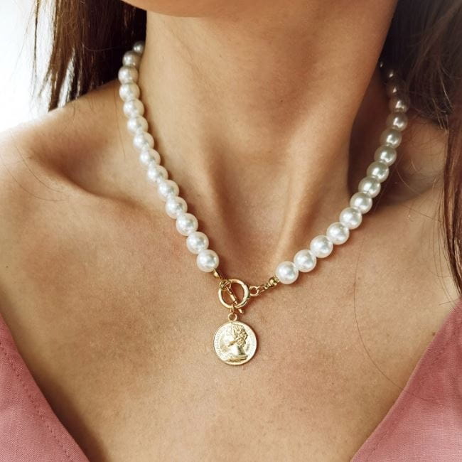 Perłowy naszyjnik z monetą